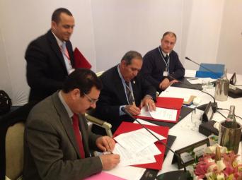  © 2014 AU-IBAR. Prof. El Sawalhy and the Minister for Agriculture signing the agreement